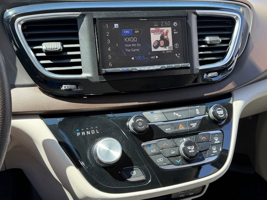 Used 2019 Chrysler Pacifica LX w/ Tire & Wheel Group FWD image 17