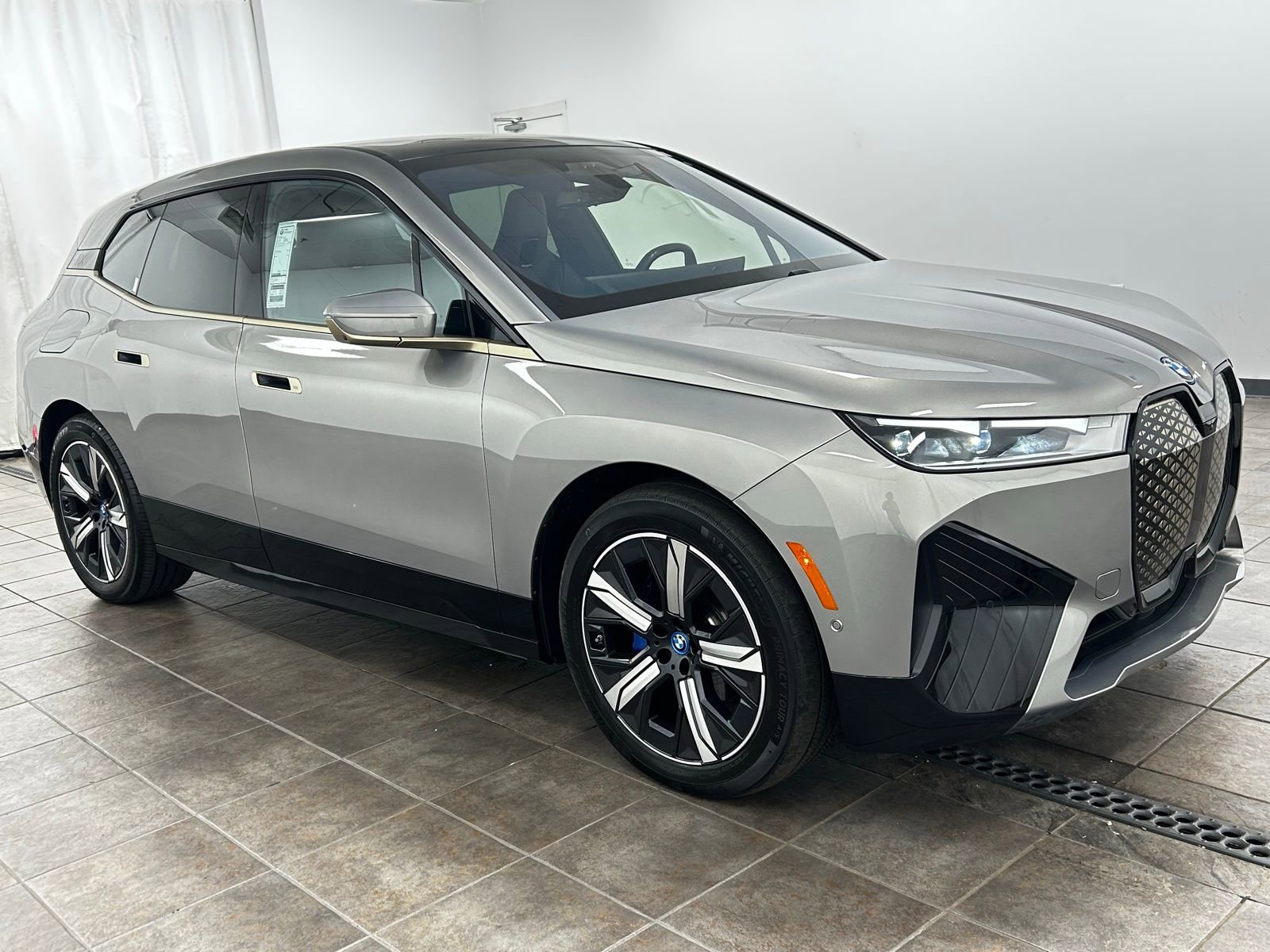 Used 2023 BMW iX xDrive50 w/ Premium Package AWD/4WD image 6