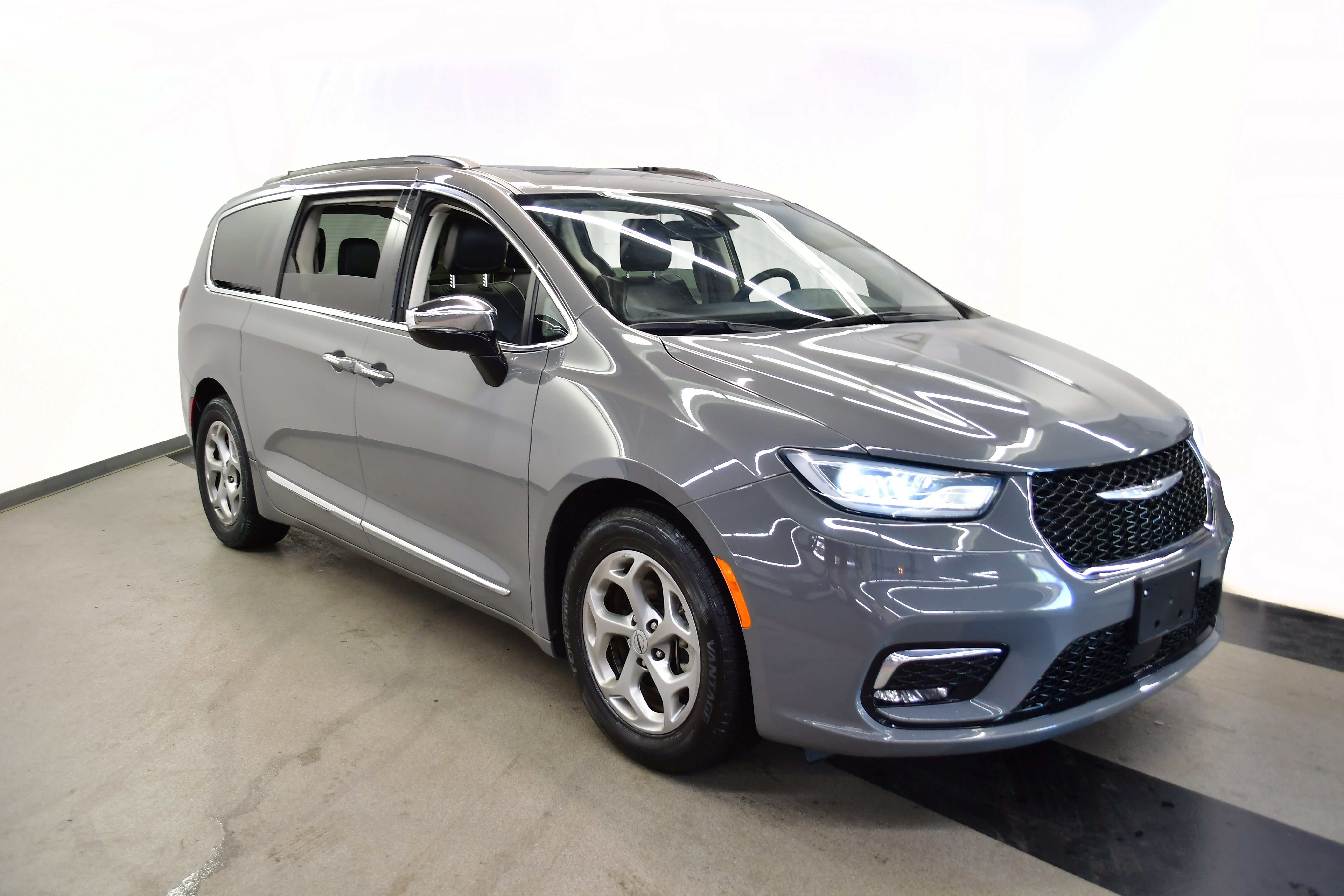 Used 2023 Chrysler Pacifica Limited FWD image 2