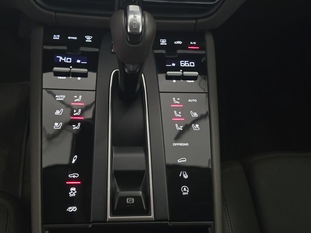 Certified 2024 Porsche Macan GTS w/ Premium Plus Package AWD/4WD image 17
