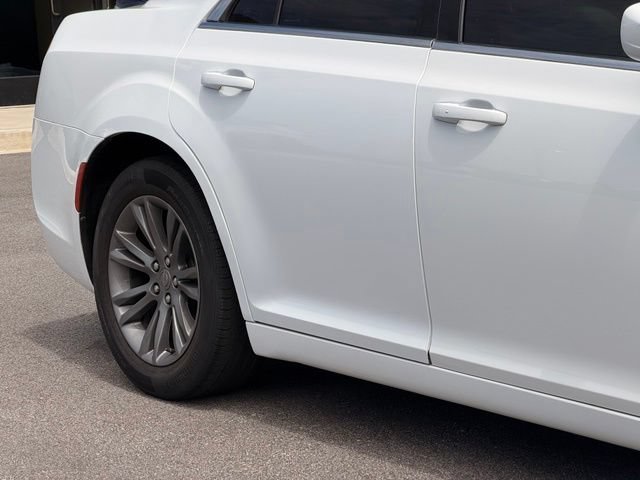 Used 2017 Chrysler 300 Limited w/ Value Package RWD image 4