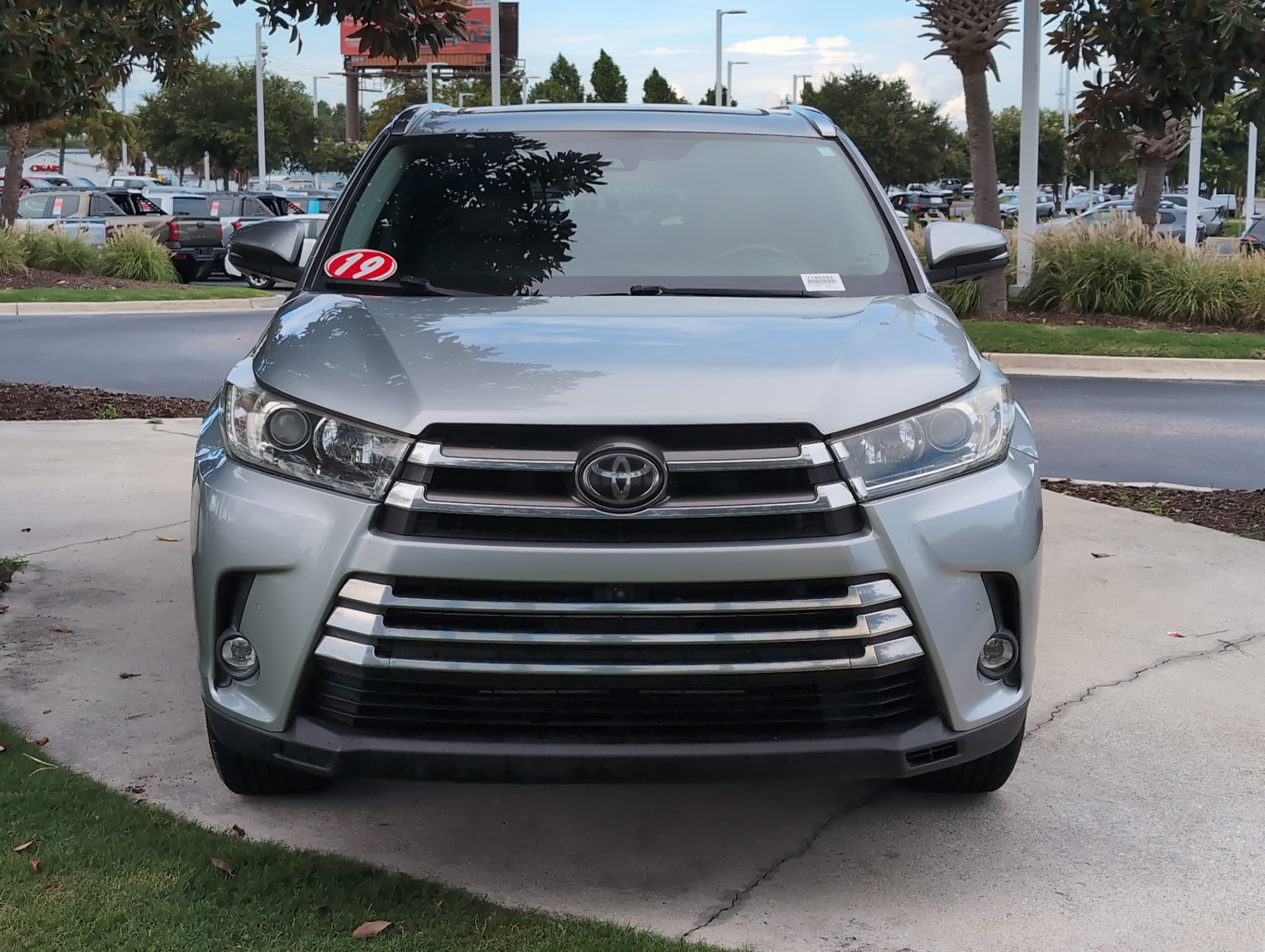 Used 2019 Toyota Highlander Limited Platinum FWD image 3