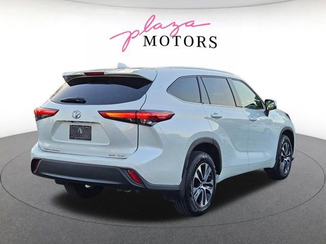 Used 2021 Toyota Highlander XLE AWD/4WD image 5