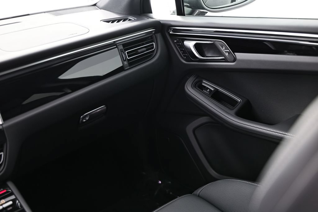 New 2026 Porsche Macan Turbo AWD/4WD image 31