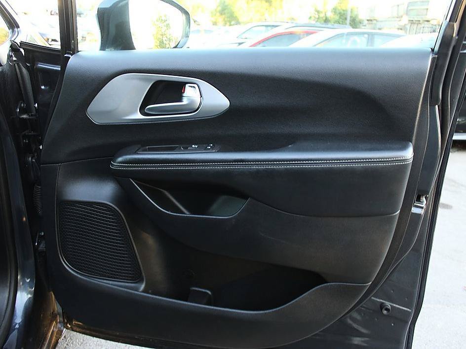 Used 2020 Chrysler Pacifica Touring-L Plus w/ Advanced Safetytec Group FWD image 21