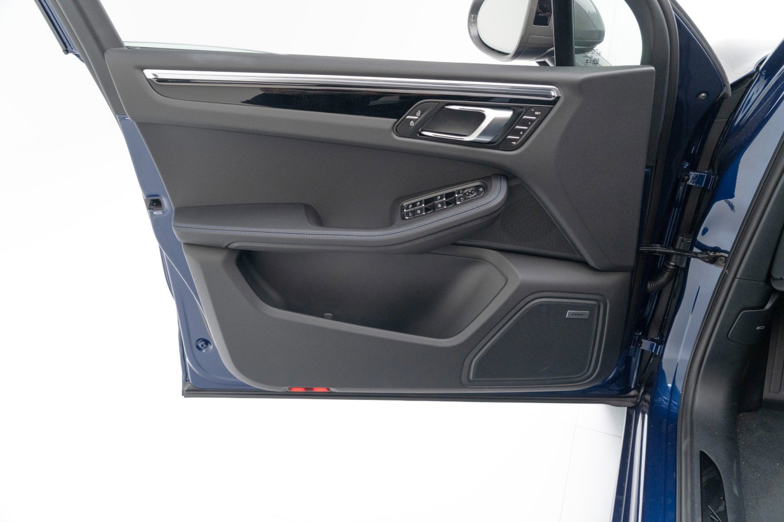 New 2025 Porsche Macan Turbo image 17