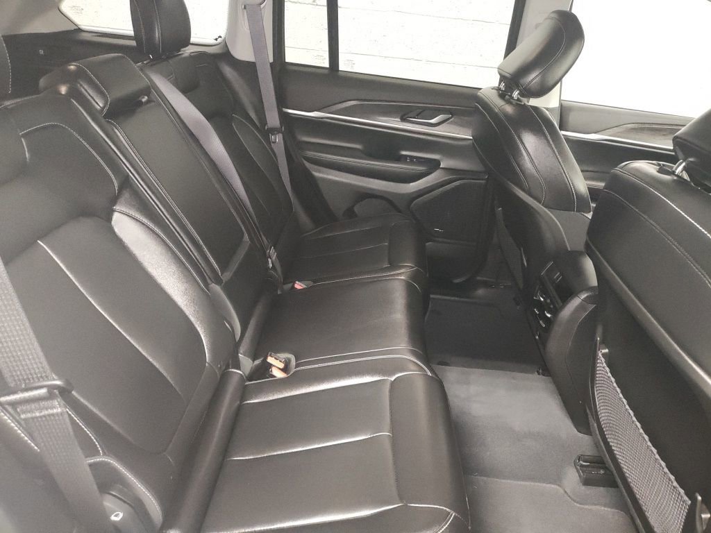 Used 2023 Jeep Grand Cherokee Limited image 12