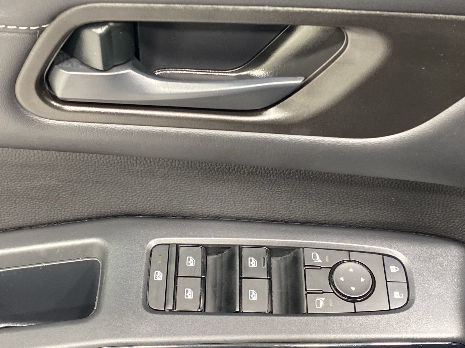 Used 2025 Nissan Pathfinder SV AWD/4WD image 13