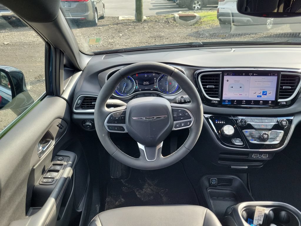 Used 2025 Chrysler Pacifica Select FWD image 12
