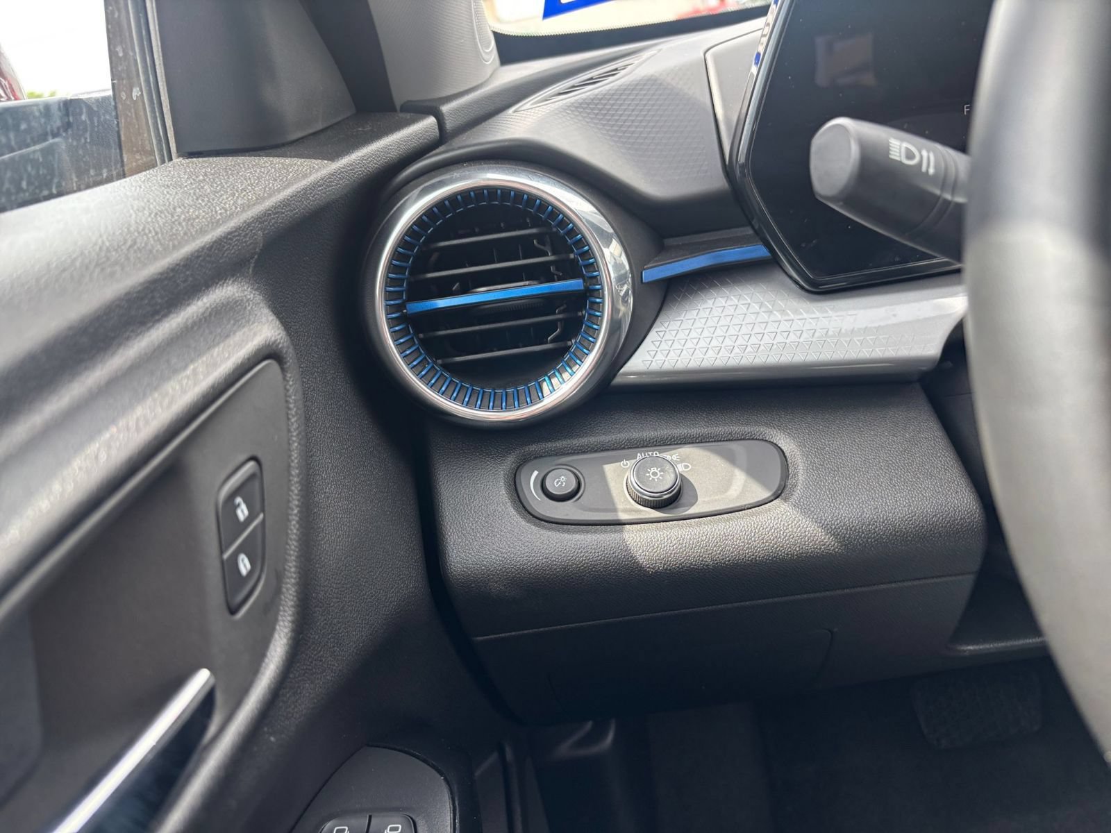 Used 2025 Chevrolet Trax LT w/ LT Convenience Package FWD image 28