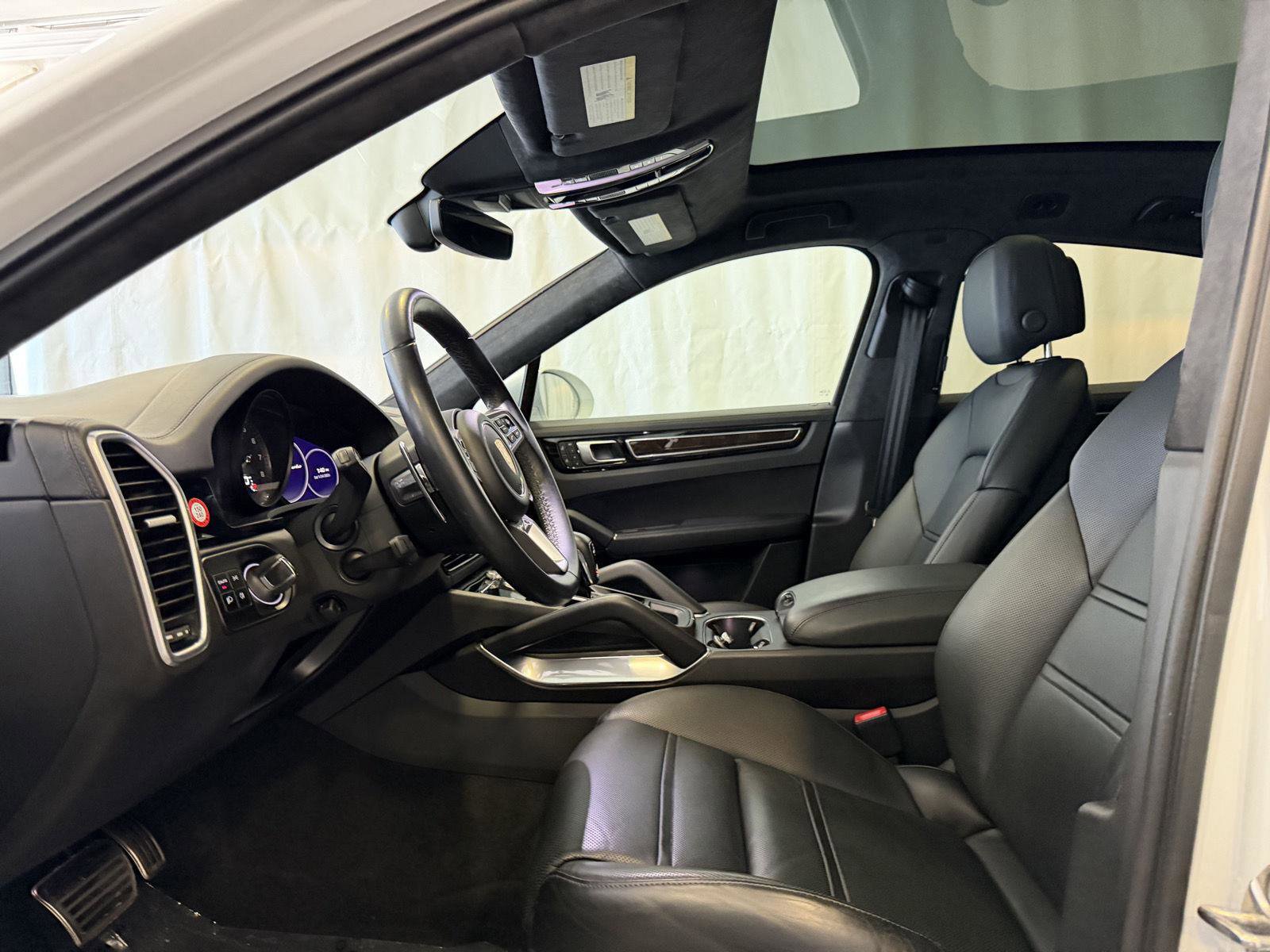 Certified 2023 Porsche Cayenne Turbo image 5