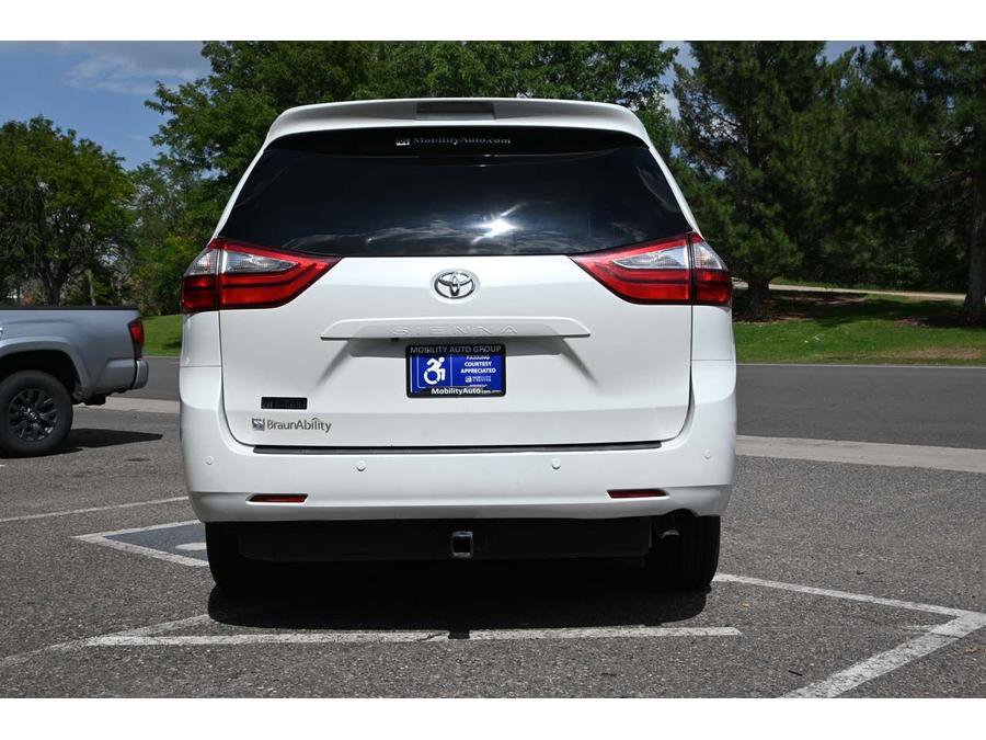 Used 2017 Toyota Sienna XLE Premium image 7
