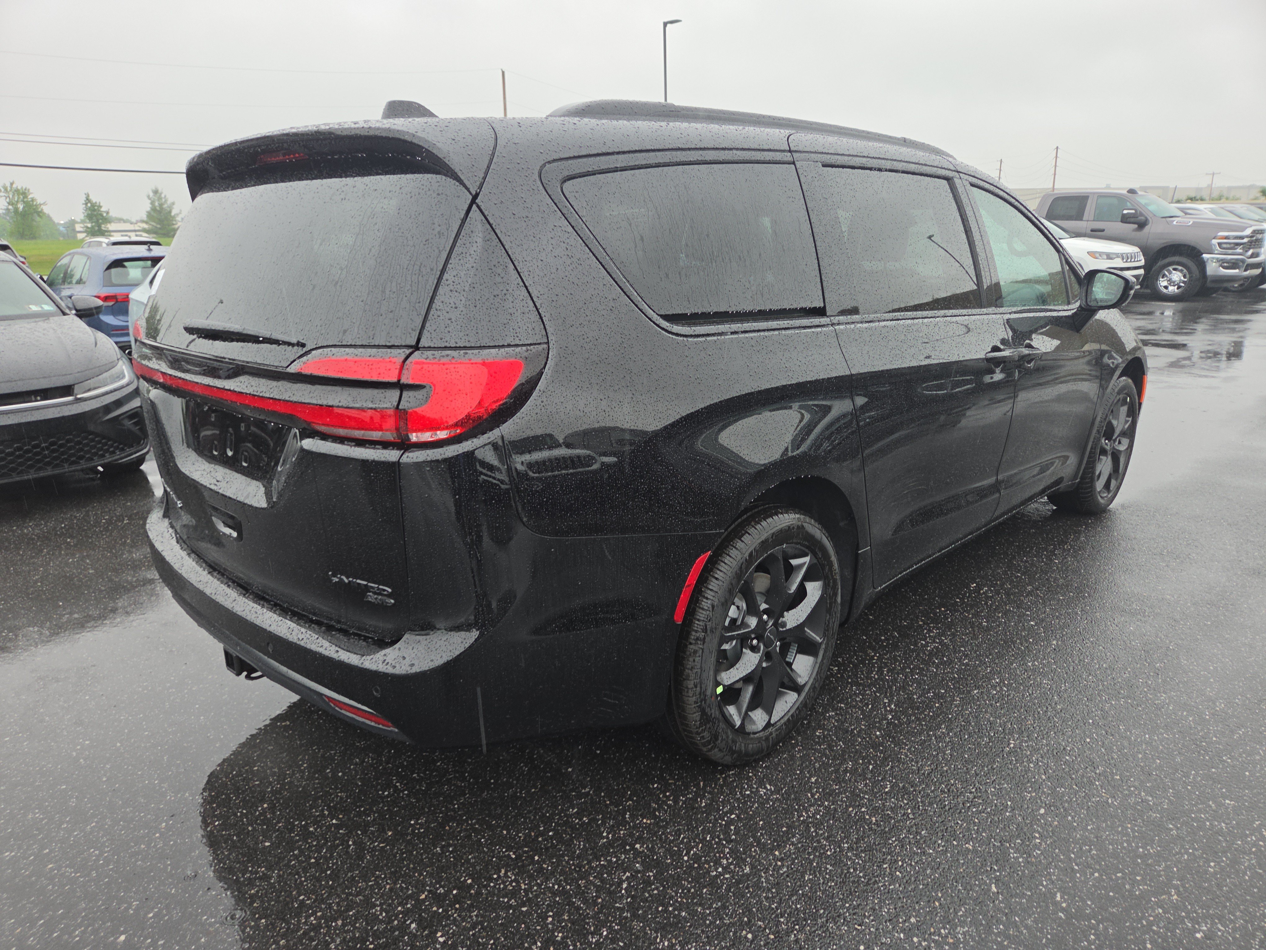 New 2027 Chrysler Pacifica Limited AWD/4WD image 16