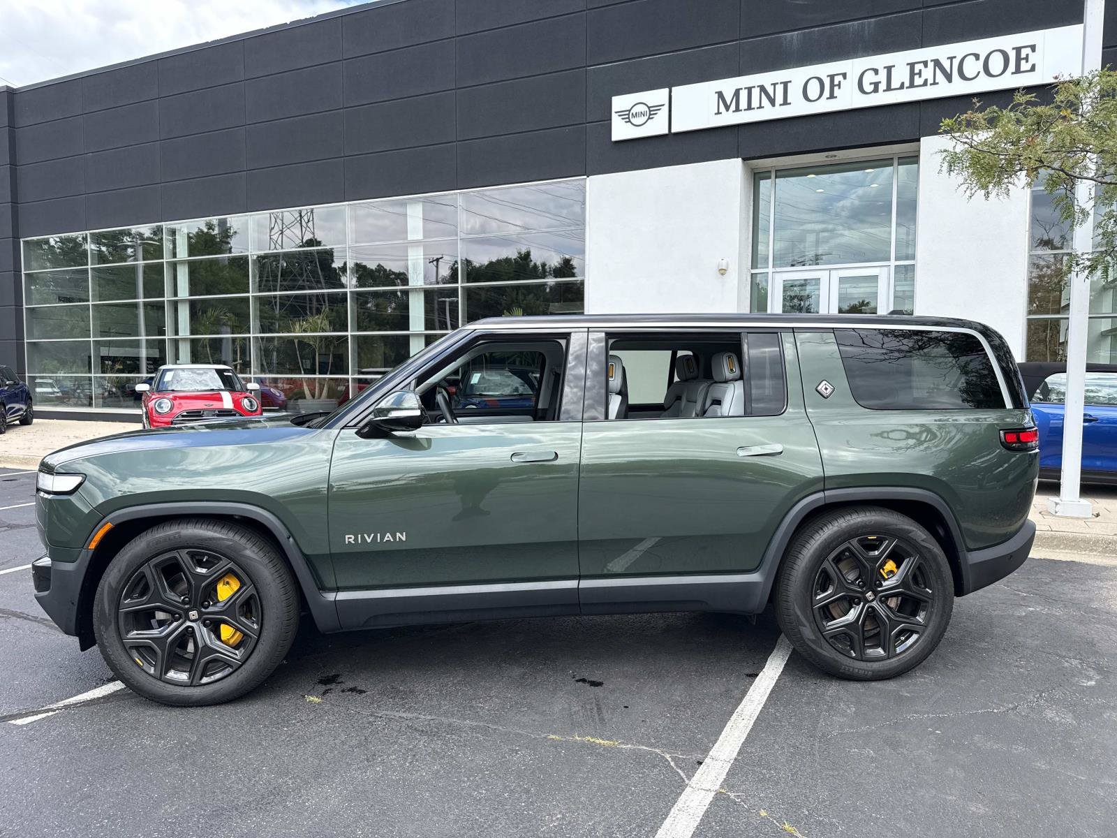 Used 2023 Rivian R1S Adventure AWD/4WD image 2