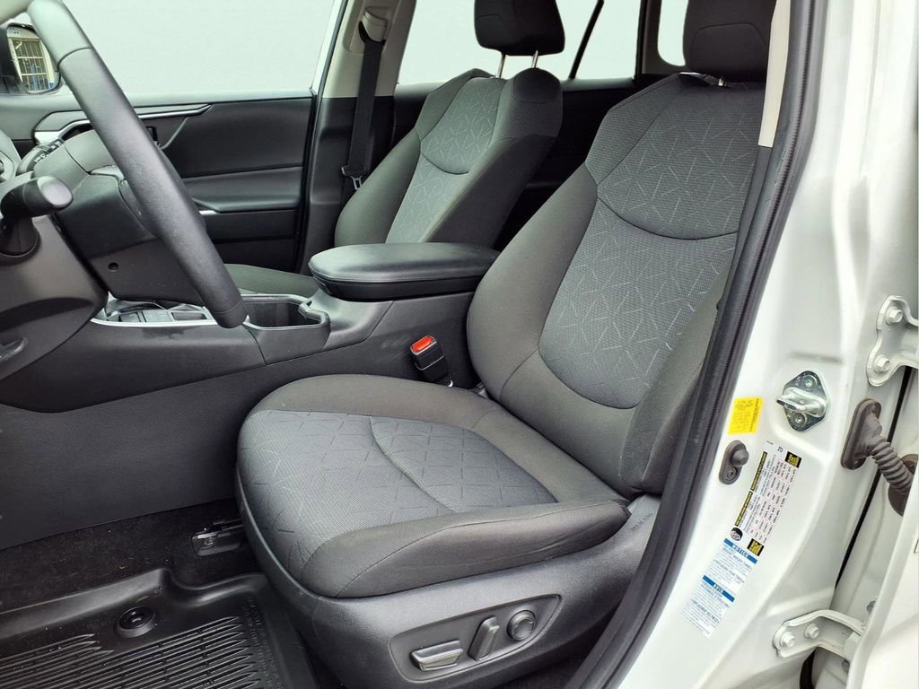 Used 2022 Toyota RAV4 XLE w/ Convenience Package image 16