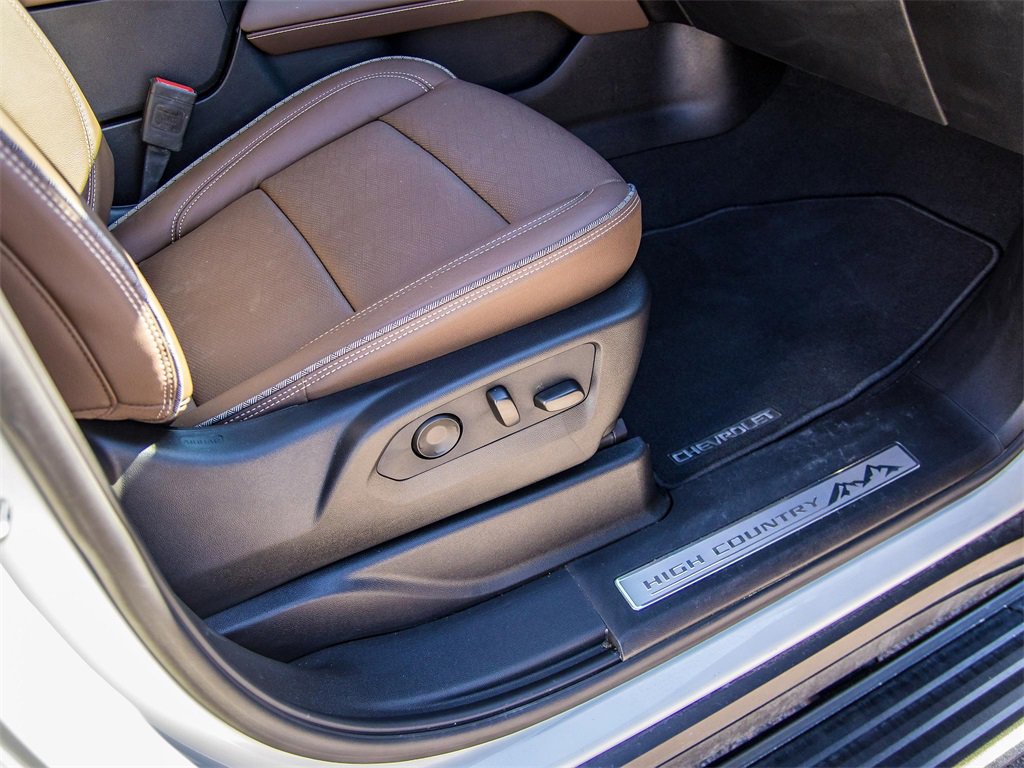 Used 2024 Chevrolet Suburban High Country image 16