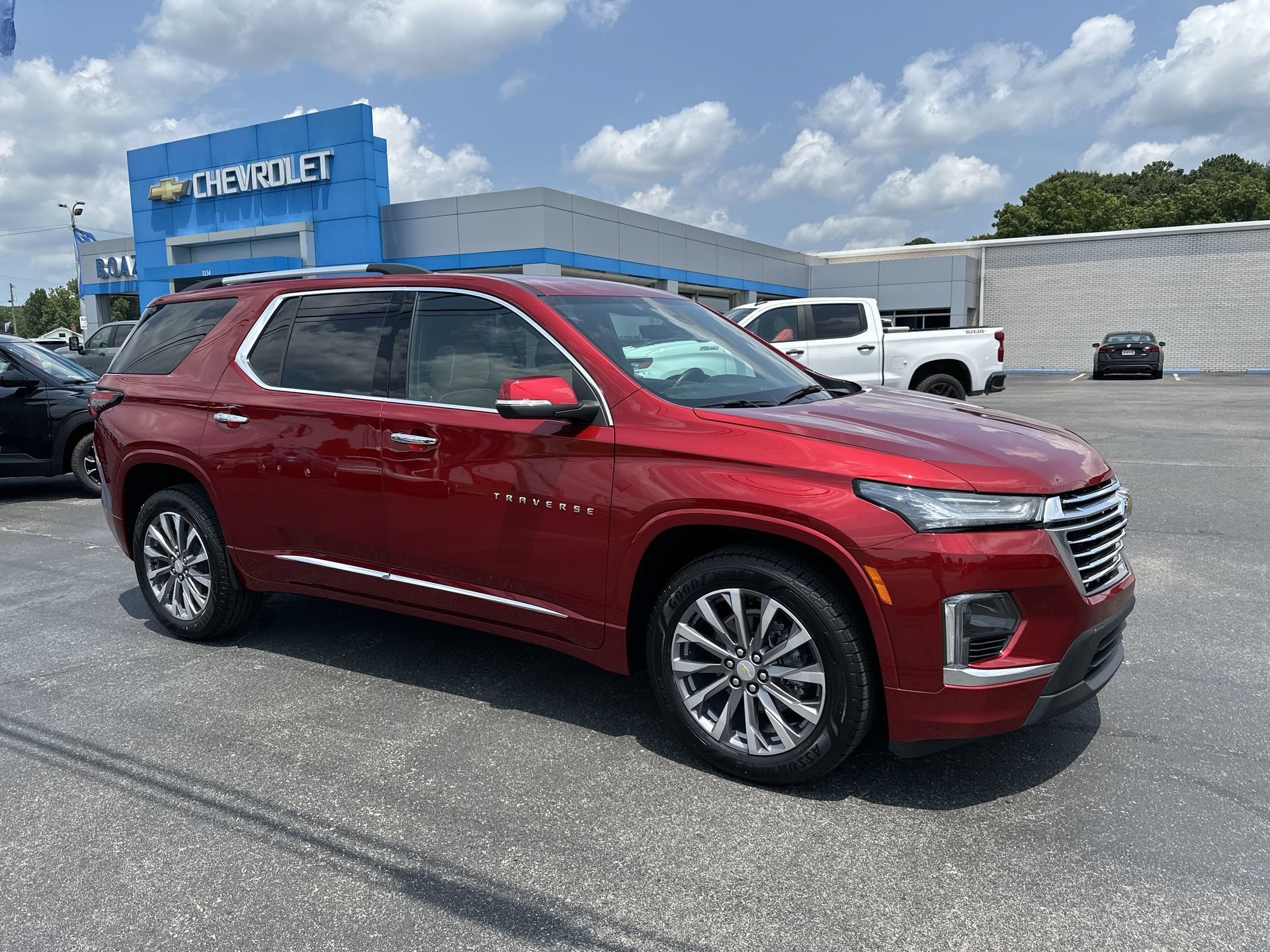 Certified 2023 Chevrolet Traverse Premier FWD image 1