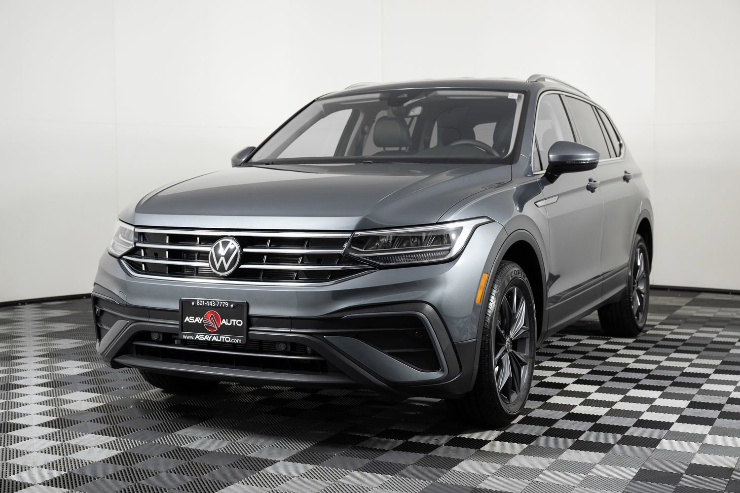 Used 2023 Volkswagen Tiguan SE image 2