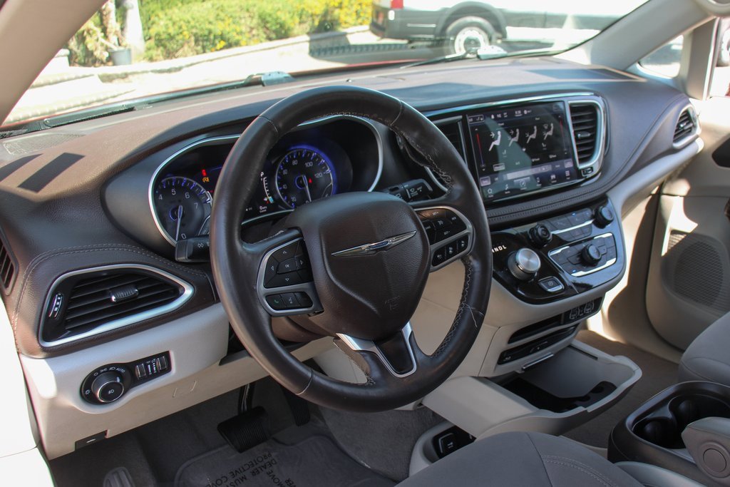 Used 2021 Chrysler Pacifica Touring w/ Uconnect Theater Family Group image 19