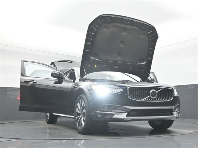Certified 2024 Volvo V90 B6 Cross Country Plus image 55