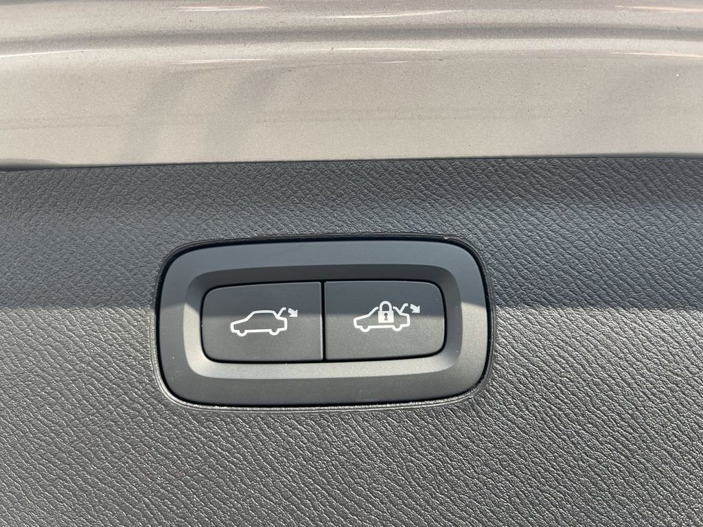 Used 2025 Volvo XC90 B6 Plus image 16