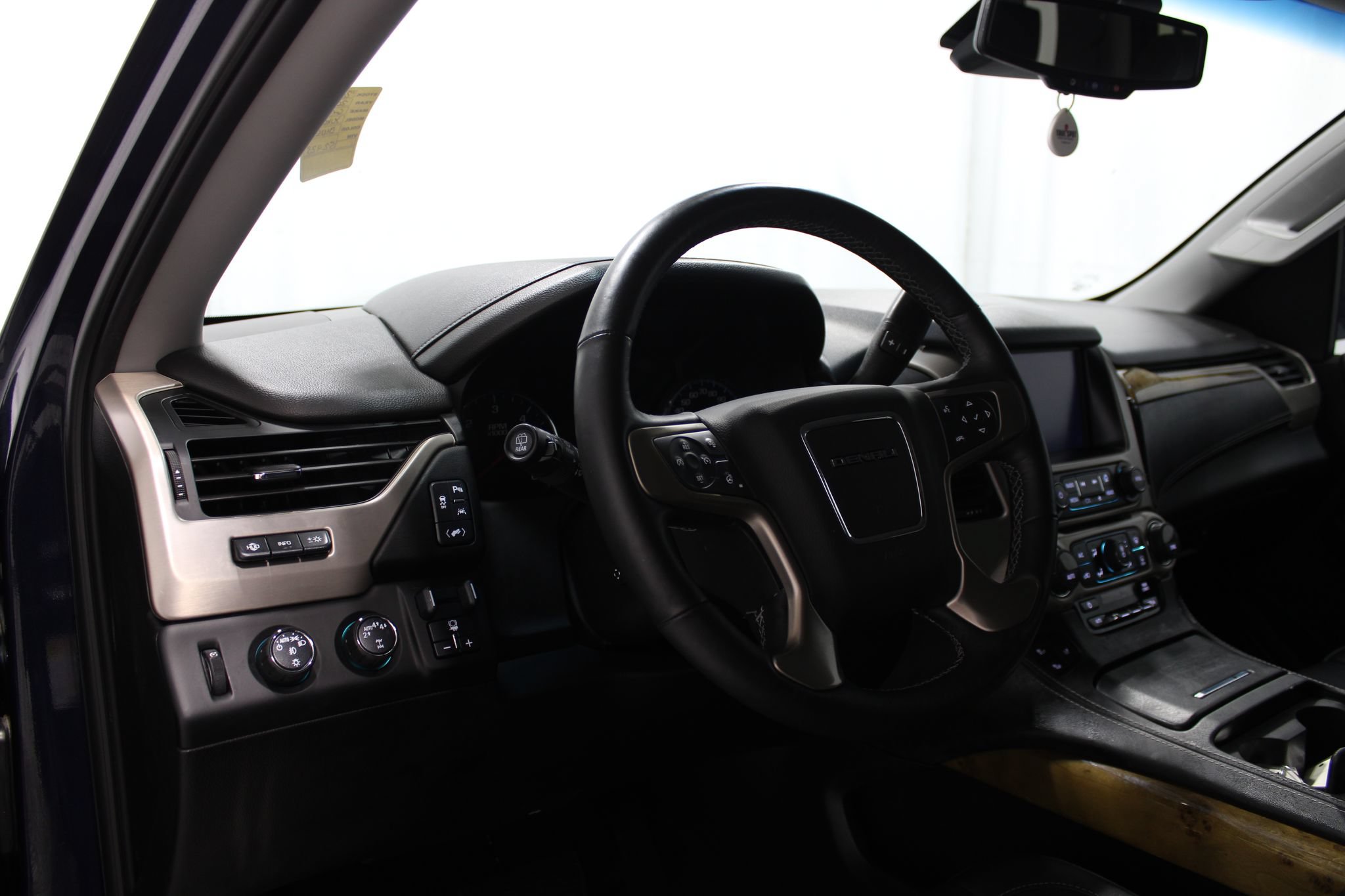 Used 2017 GMC Yukon Denali w/ Open Road Package AWD/4WD image 10