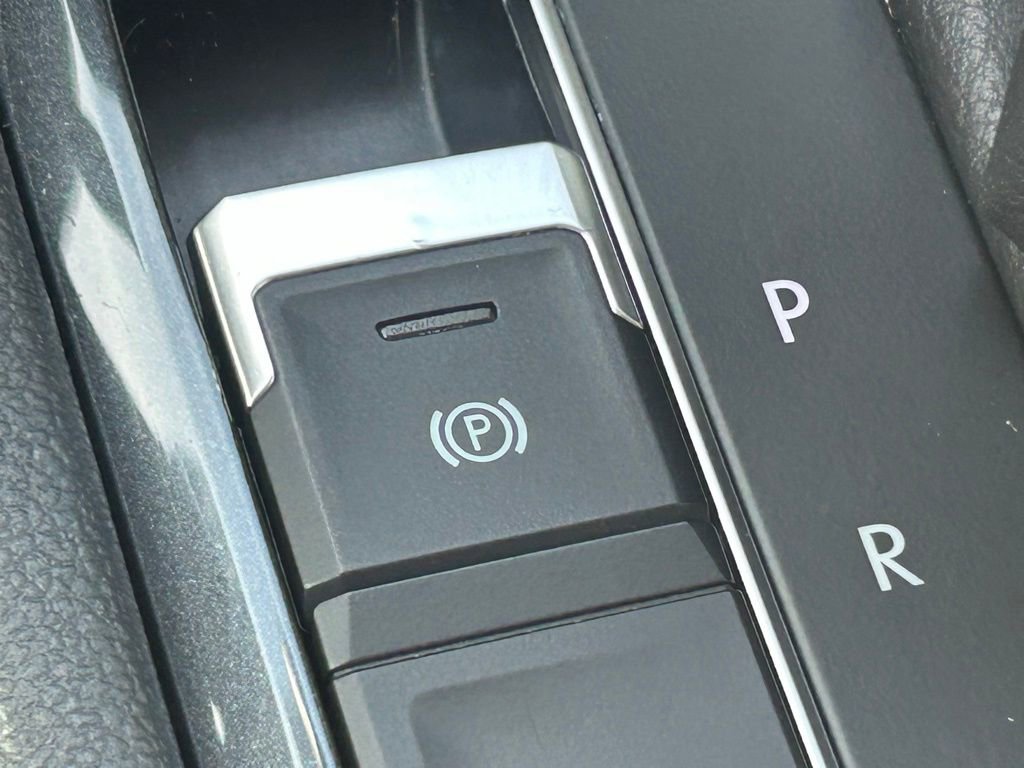 Used 2019 Volkswagen Tiguan SE w/ Panoramic Sunroof Package image 53