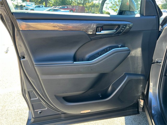 Used 2024 Toyota Highlander Platinum image 10