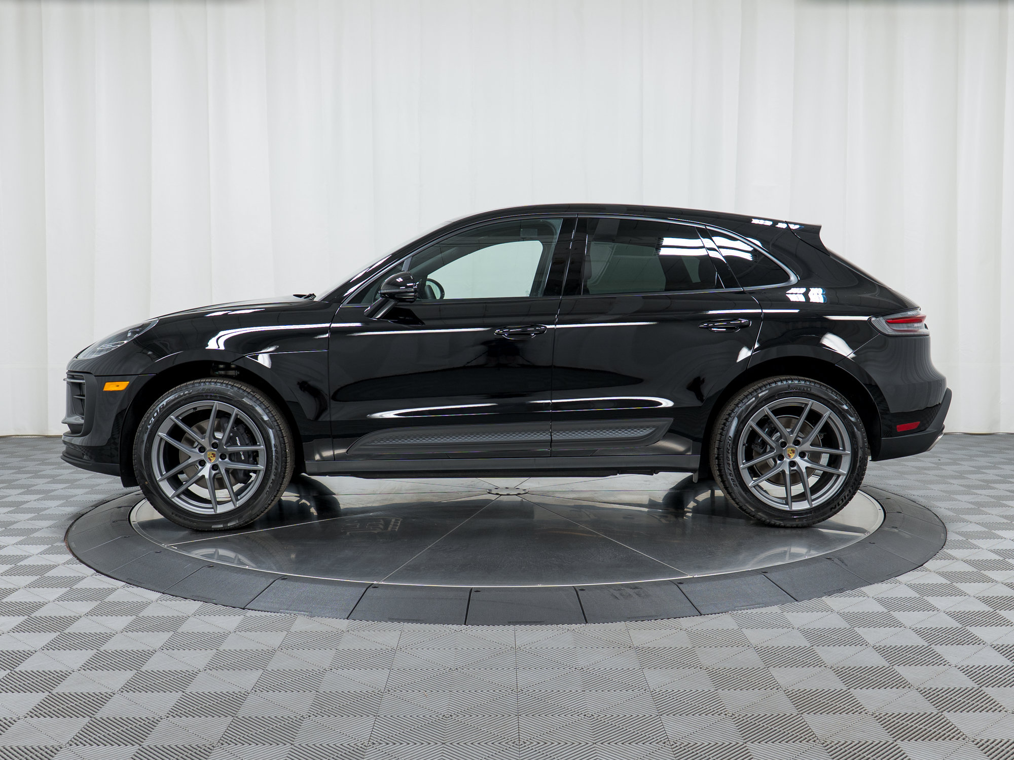 Used 2026 Porsche Macan AWD/4WD image 2