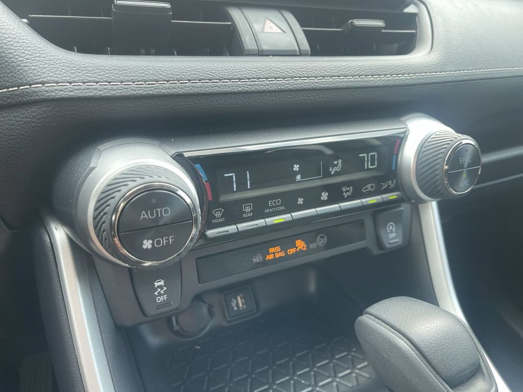 Used 2025 Toyota RAV4 XLE FWD image 25