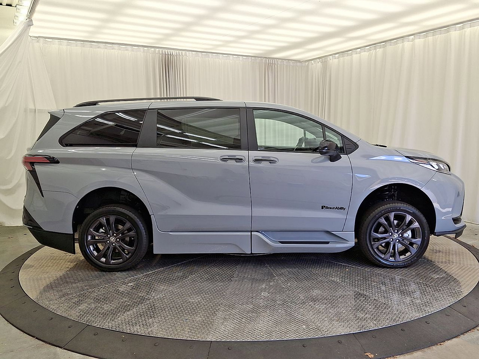 Used 2025 Toyota Sienna XSE w/ XSE Plus Package FWD image 26