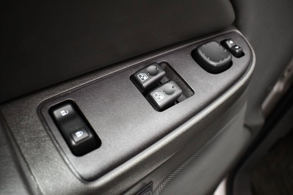 Used 2004 Chevrolet Silverado 2500 LS image 21