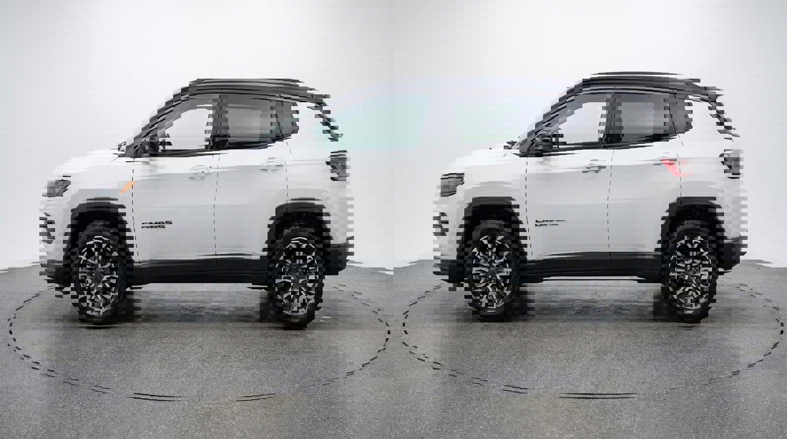 Used 2025 Jeep Compass Trailhawk image 4