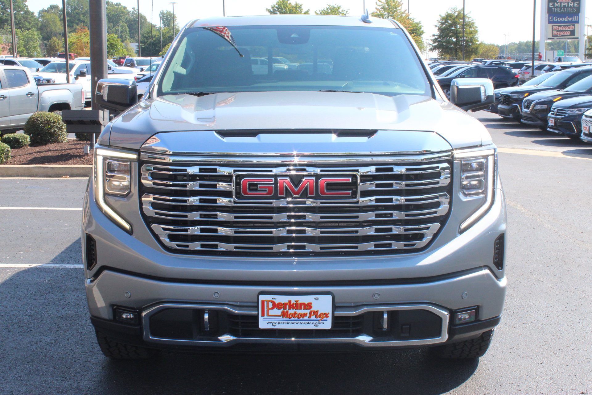 Used 2023 GMC Sierra 1500 Denali w/ Technology Package AWD/4WD image 3