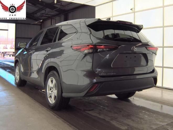 Used 2024 Toyota Highlander LE FWD image 3