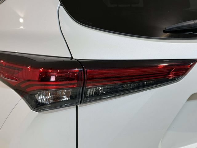 Used 2021 Toyota Highlander XLE AWD/4WD image 12