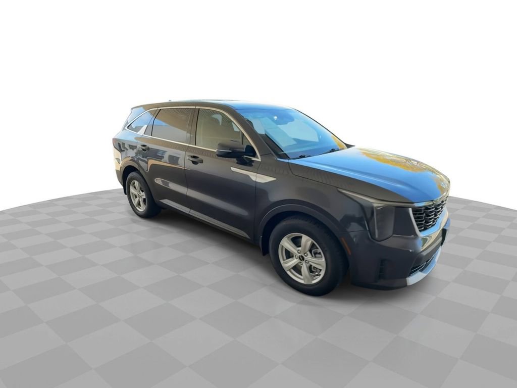 Used 2025 Kia Sorento LX image 2