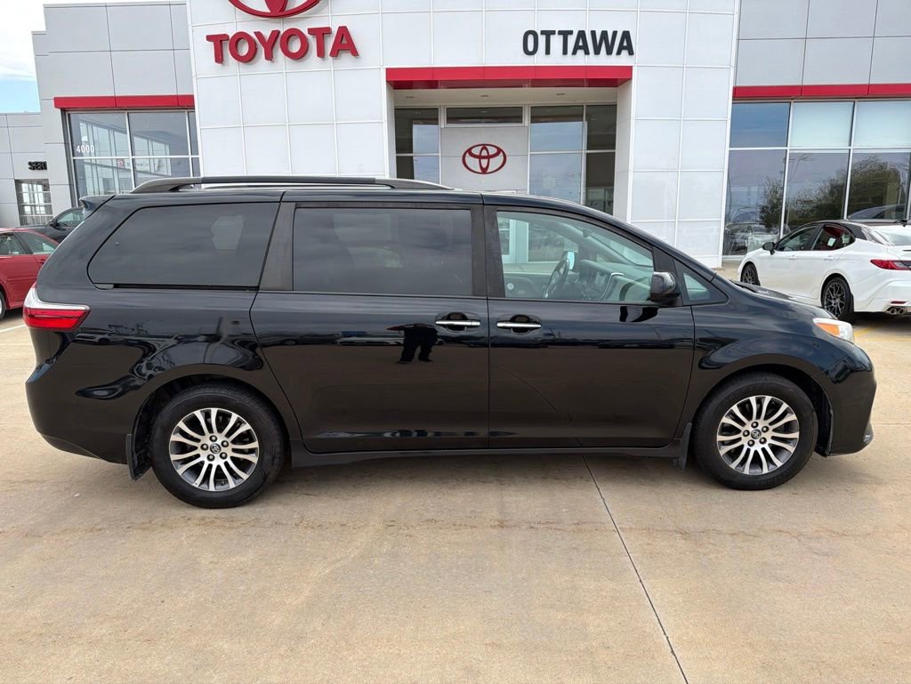 Used 2019 Toyota Sienna XLE w/ XLE Navigation Package FWD image 4