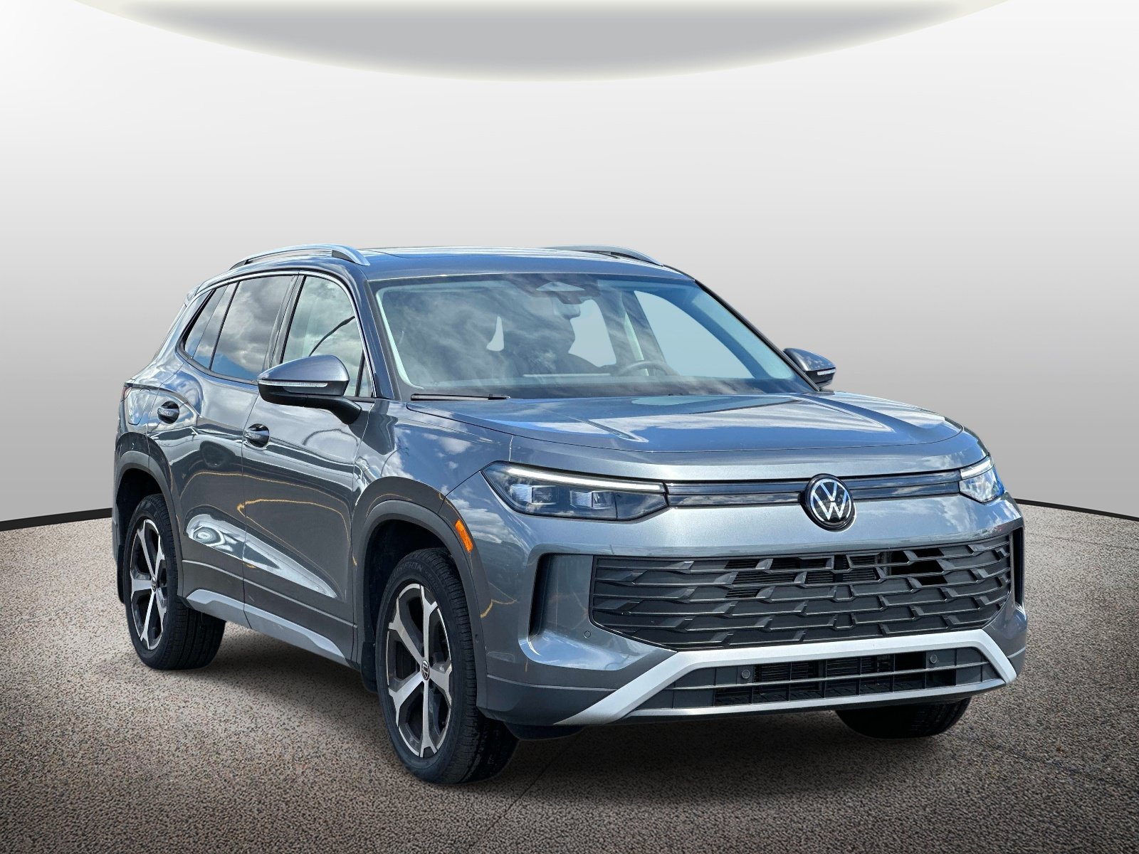 Used 2025 Volkswagen Tiguan SE w/ Panoramic Sunroof Package AWD/4WD image 6
