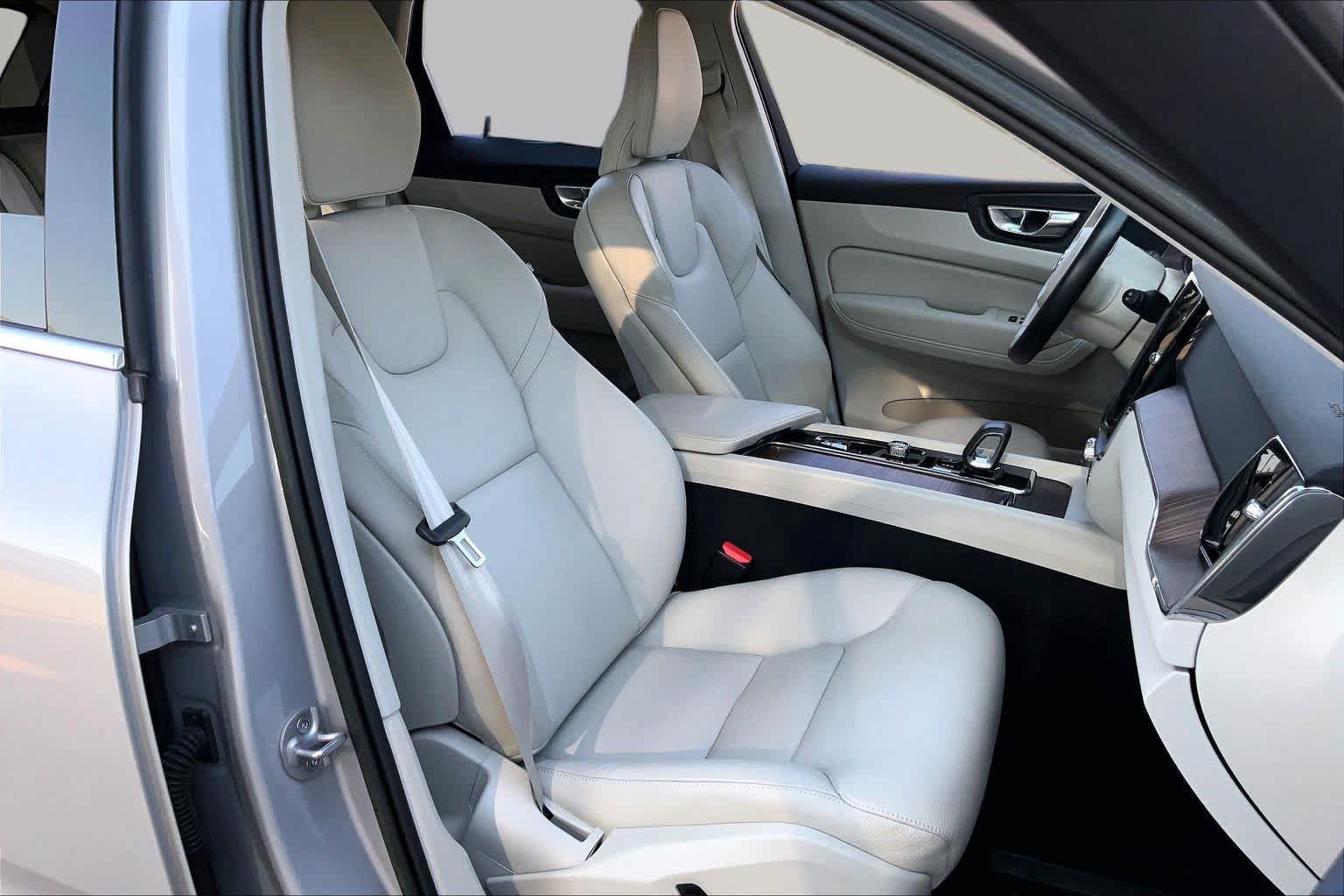 Used 2022 Volvo XC60 B5 Momentum w/ Protection Package Premier AWD/4WD image 8