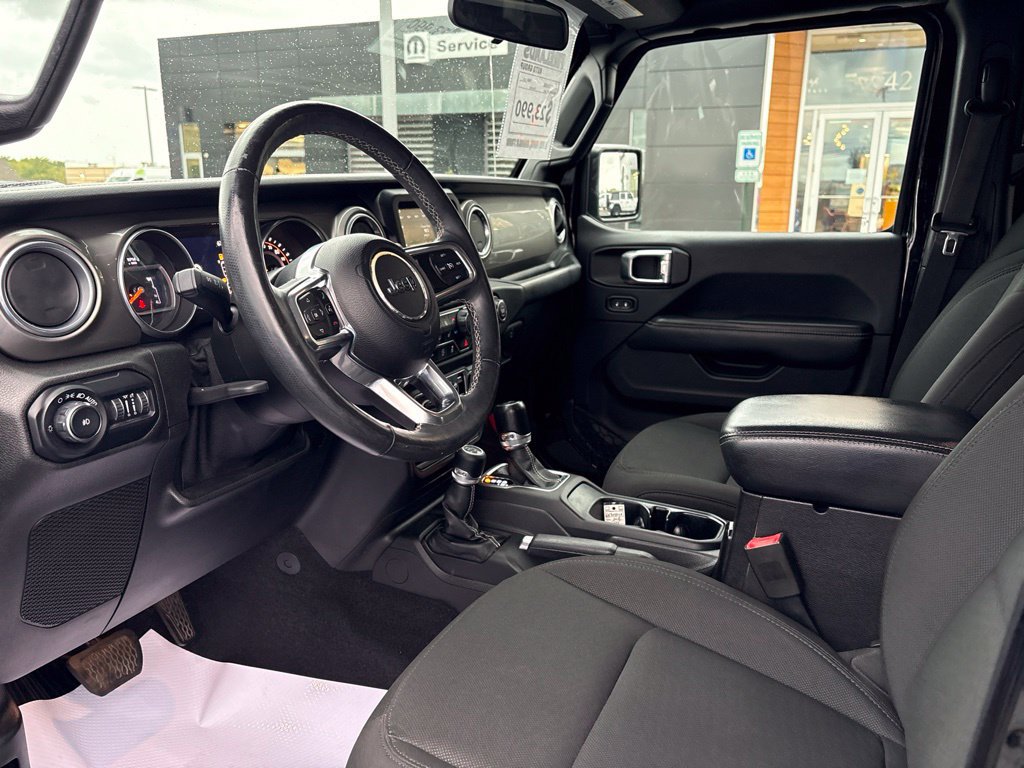 Used 2018 Jeep Wrangler Unlimited Sahara AWD/4WD image 16