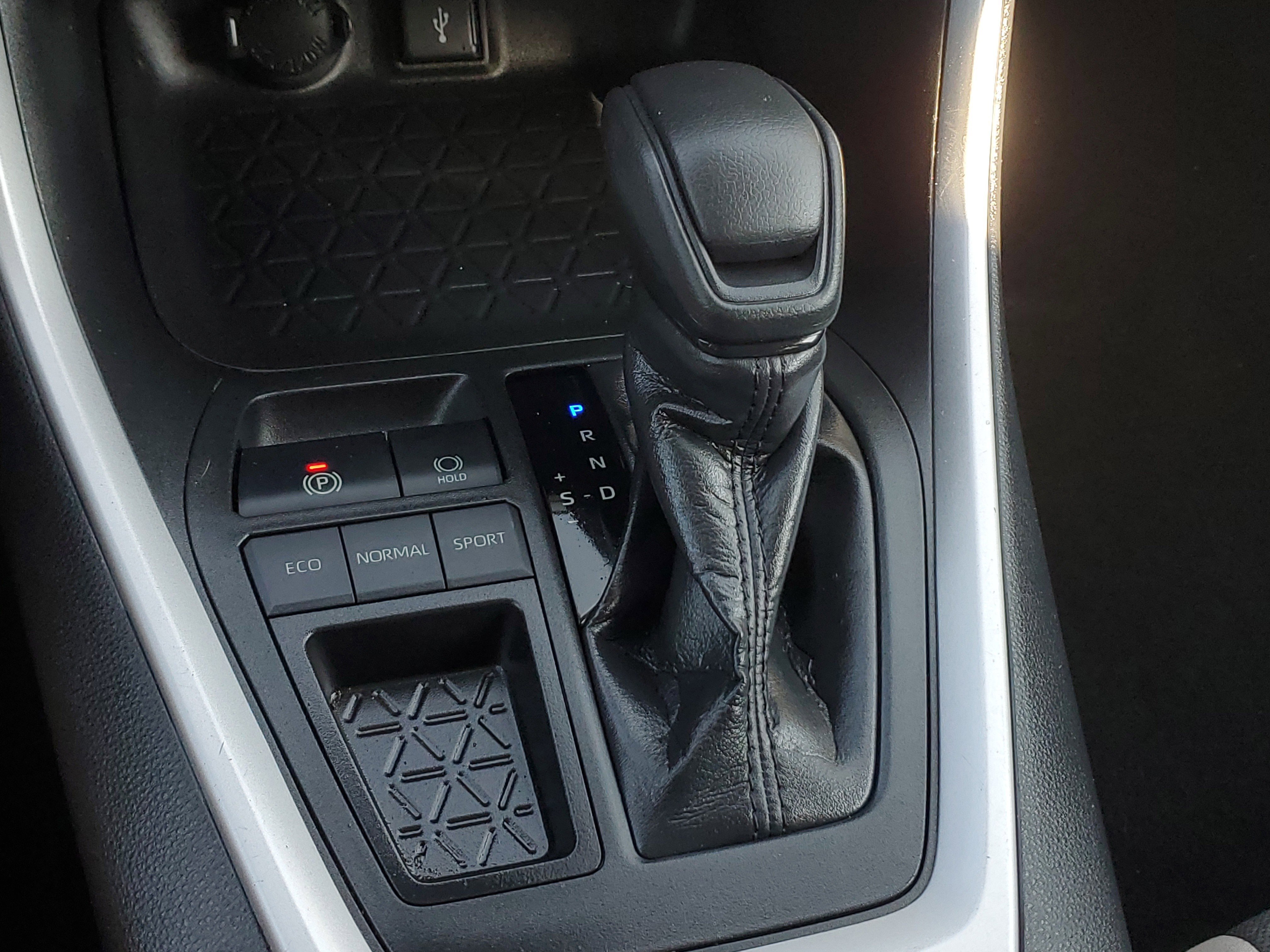 Used 2020 Toyota RAV4 XLE w/ Convenience Package FWD image 29