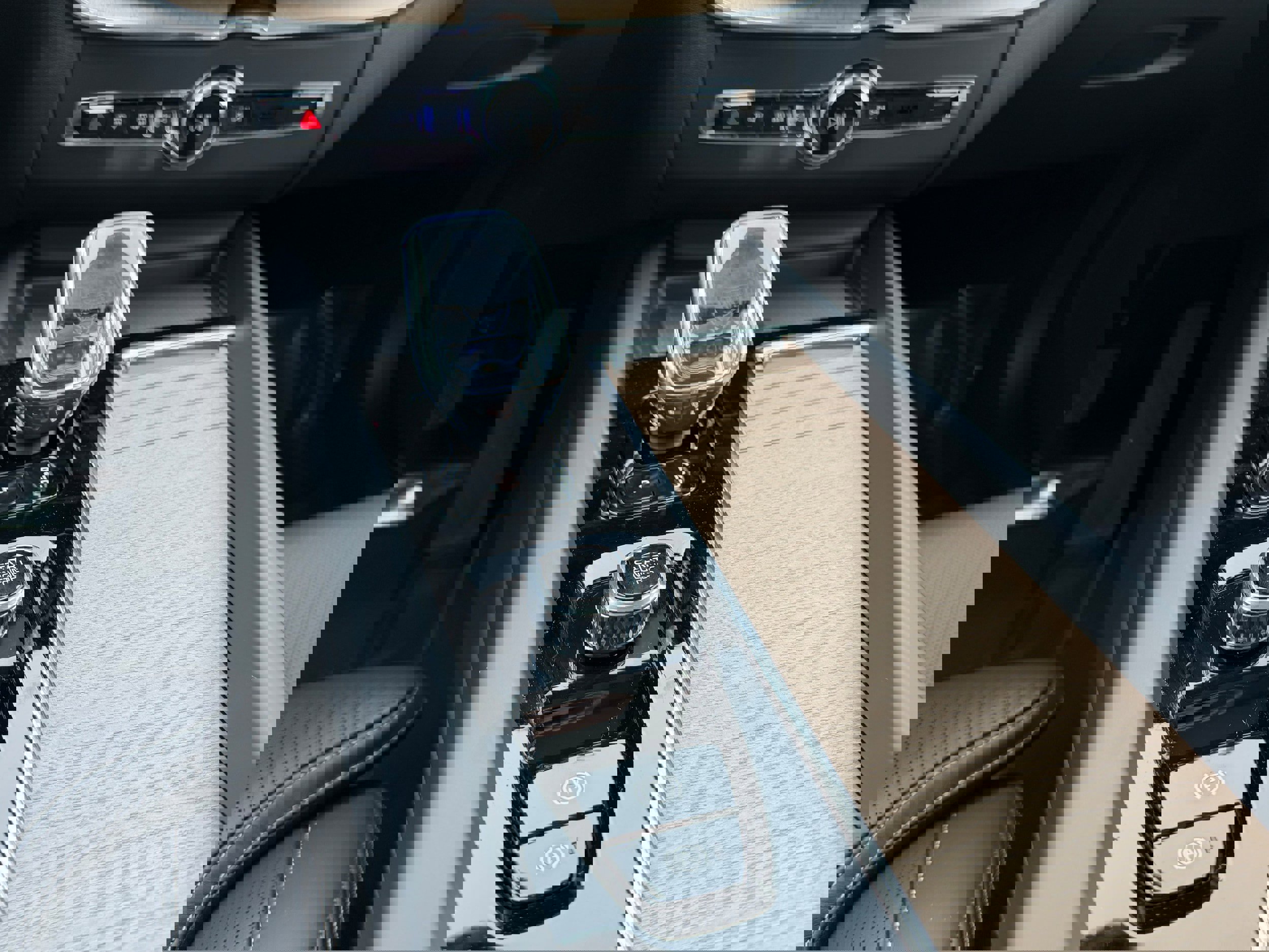 New 2026 Volvo XC60 B5 Ultra w/ Protection Package Premier image 13