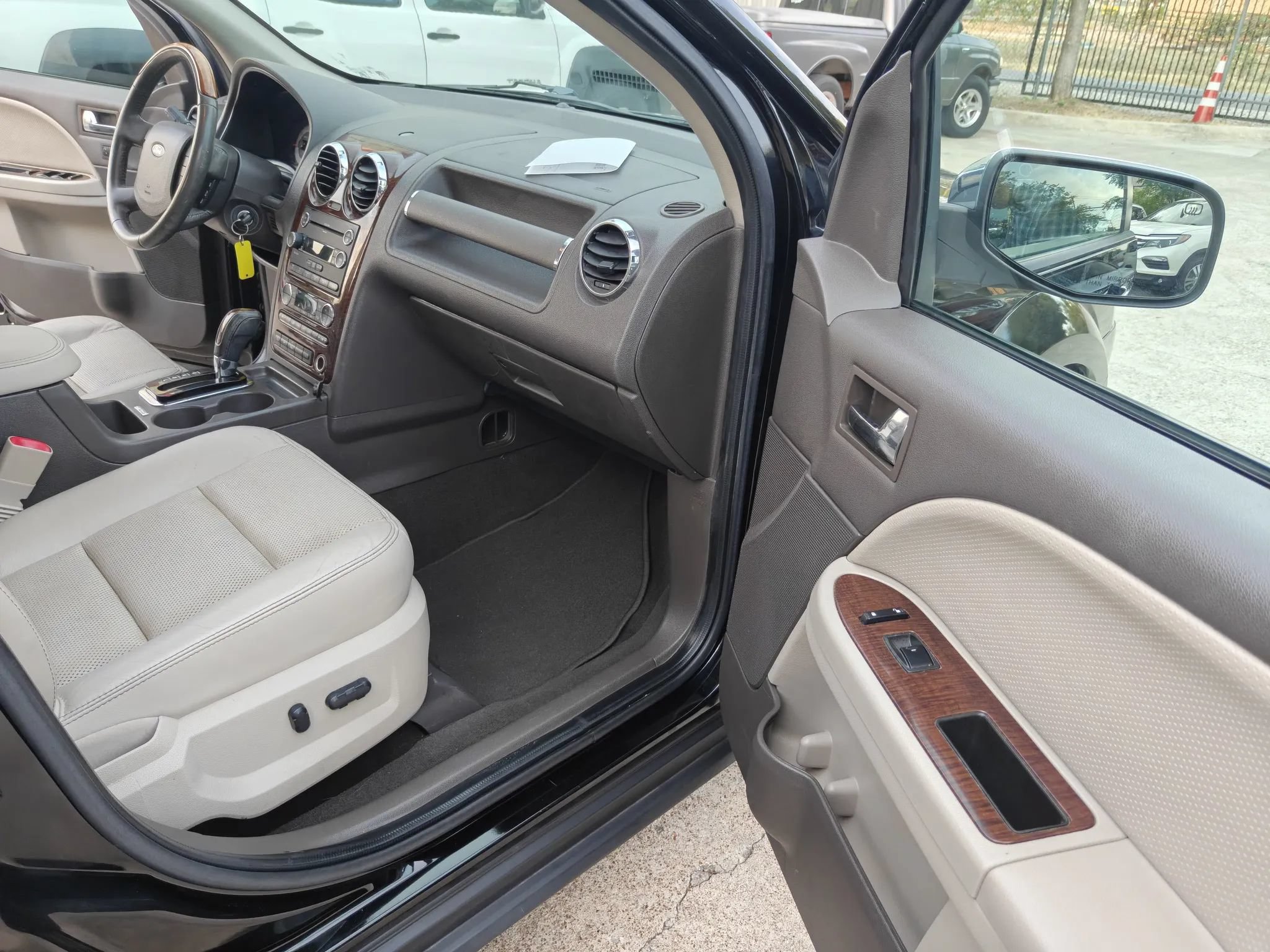 Used 2008 Ford Taurus X Limited FWD image 15