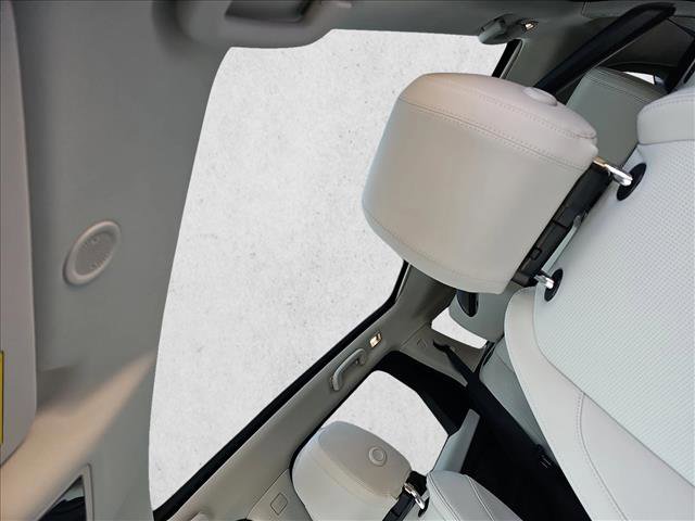 Used 2025 Land Rover Discovery Sport S image 28