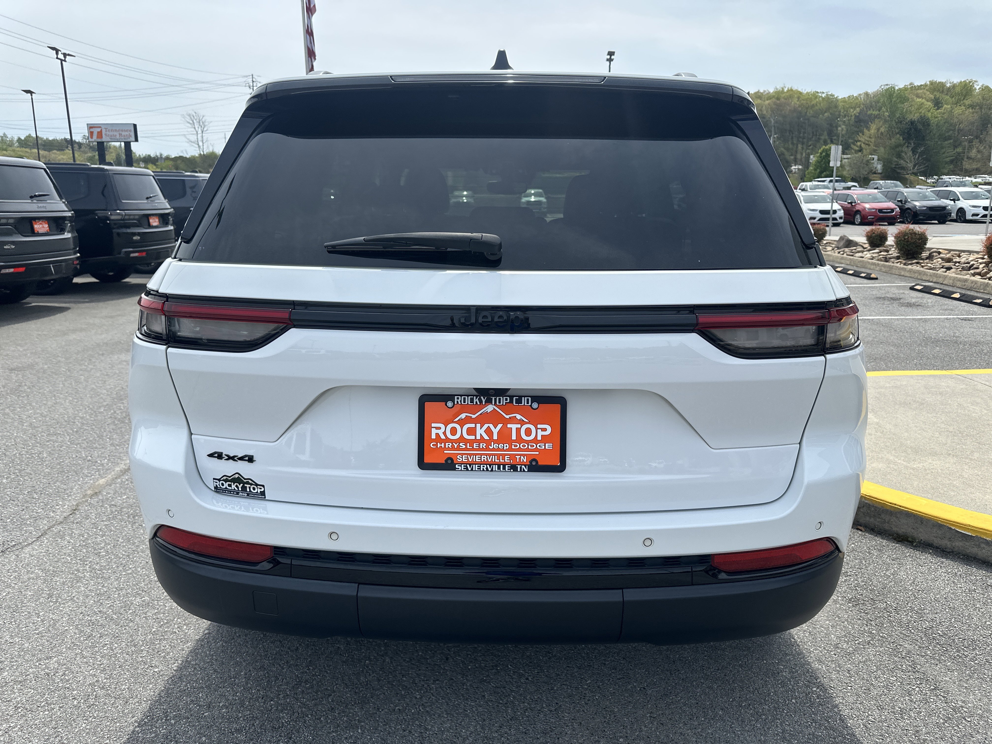 Used 2023 Jeep Grand Cherokee Altitude AWD/4WD image 9