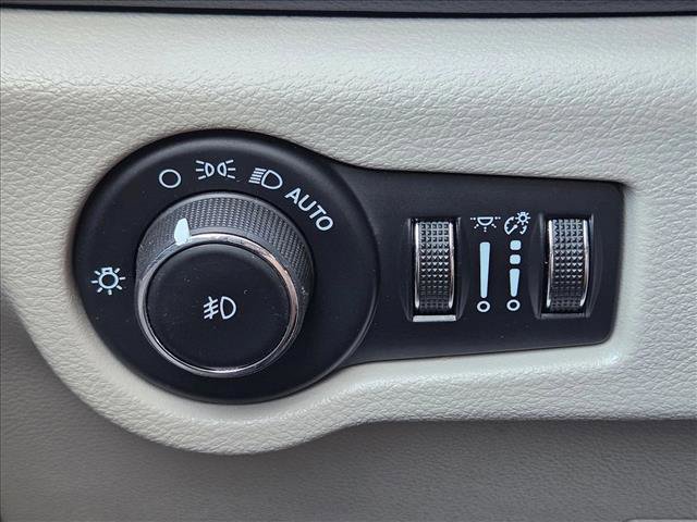 Used 2023 Chrysler Pacifica Touring-L image 12