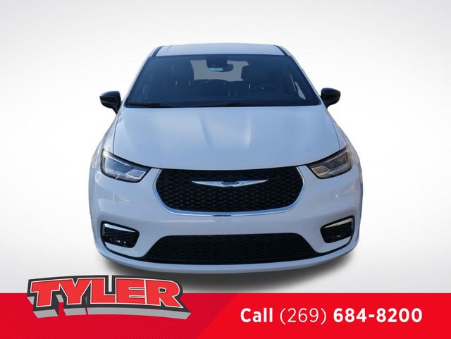 New 2026 Chrysler Pacifica Select AWD/4WD image 2