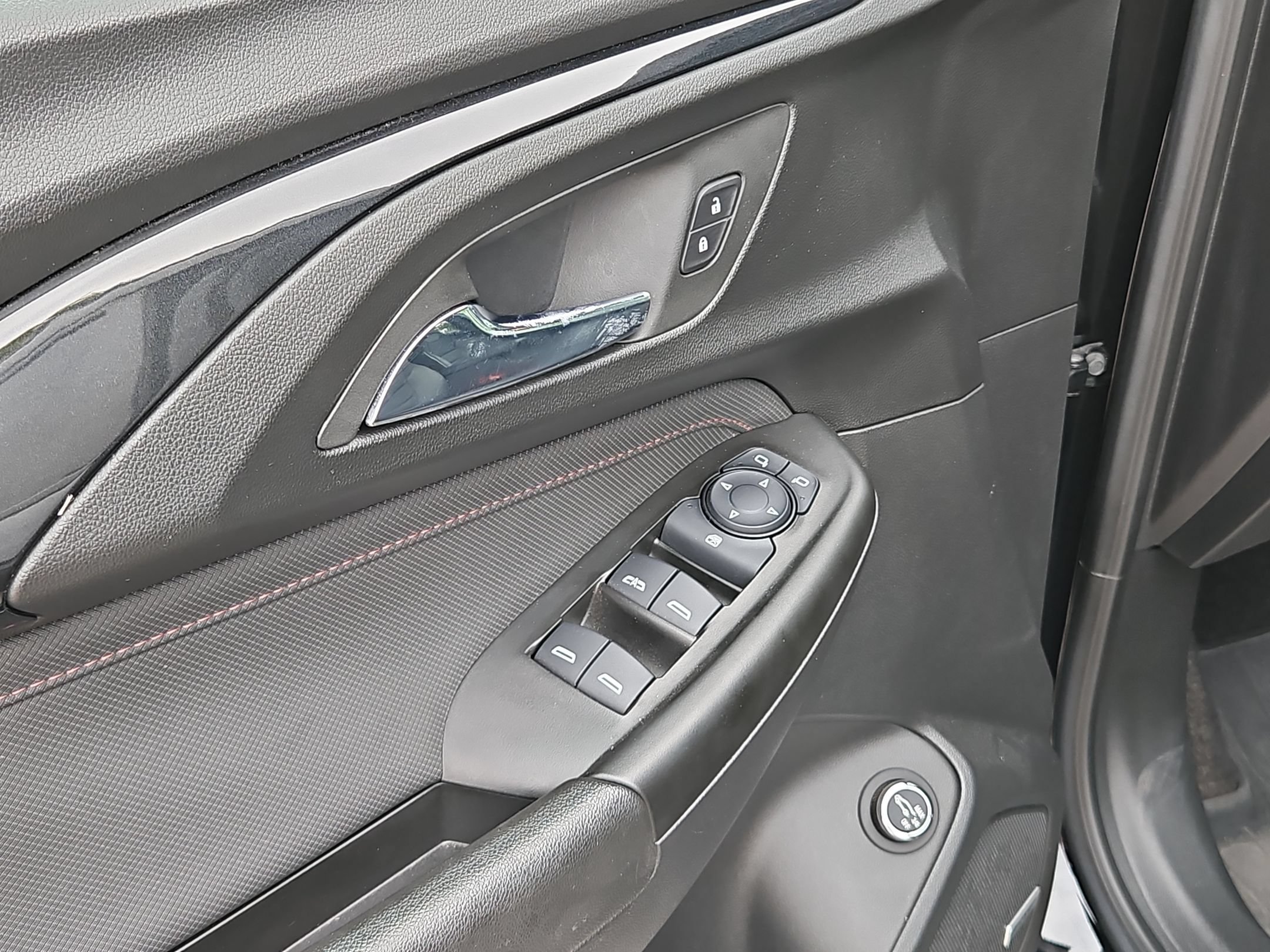 Used 2023 Chevrolet TrailBlazer RS w/ Sun and Liftgate Package FWD image 12