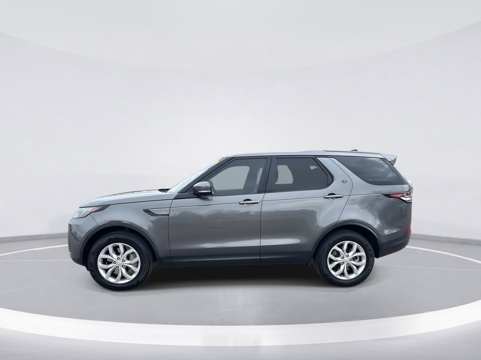 Used 2018 Land Rover Discovery SE image 5